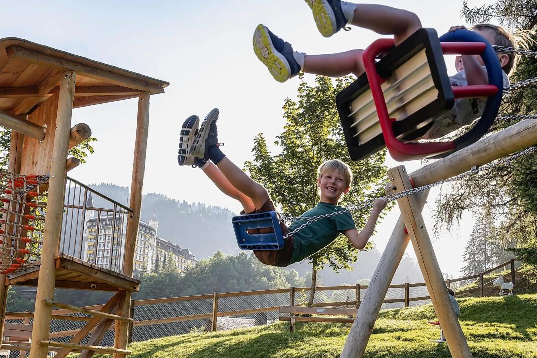 Saanis Turmspielplatz in Gstaad / Aire de jeux Saanis avec tour à Gstaad